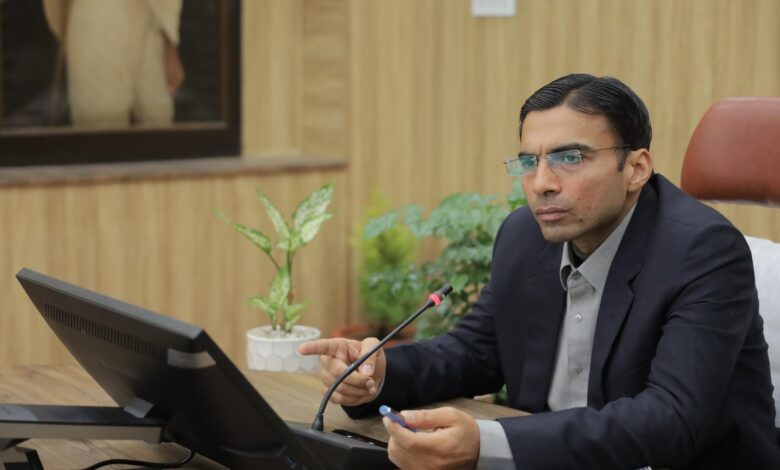 डीएम ने दिये समयबद्ध कार्य पूर्ण करने के निर्देश