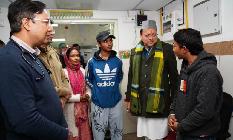 देर रात दून मेडिकल कॉलेज चिकित्सालय पहुंचे मुख्यमंत्री, व्यवस्थाओं का लिया जायजा